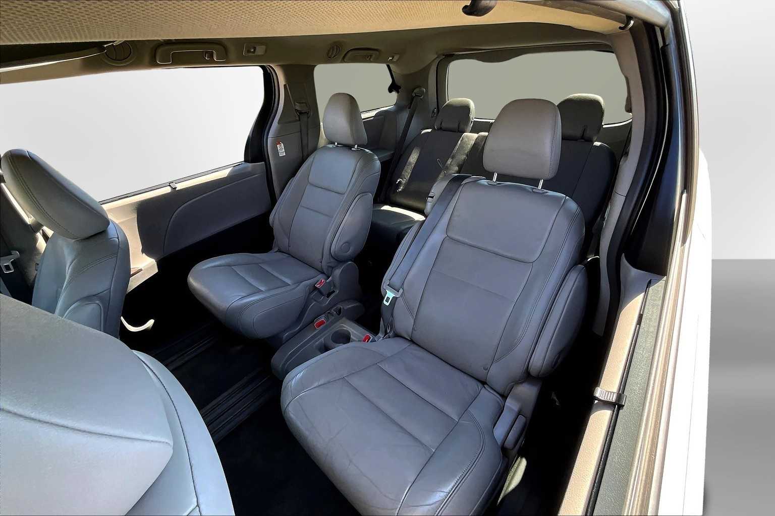 Thumbnail: 2015 Toyota Sienna - 27