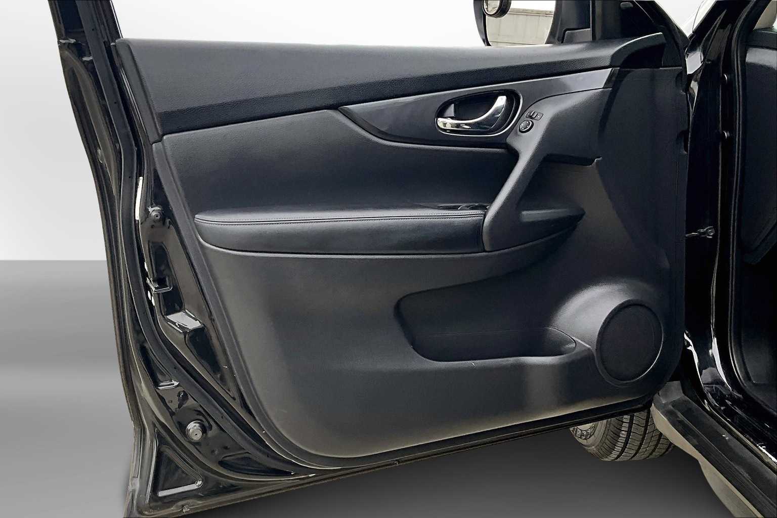 Thumbnail: 2018 Nissan Rogue - 17