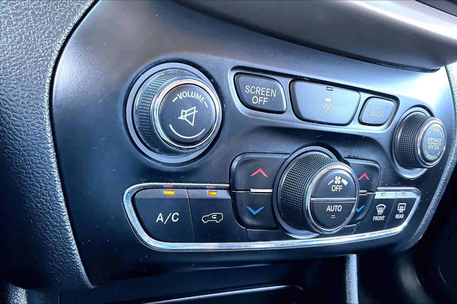 Thumbnail: 2016 Jeep Cherokee - 23