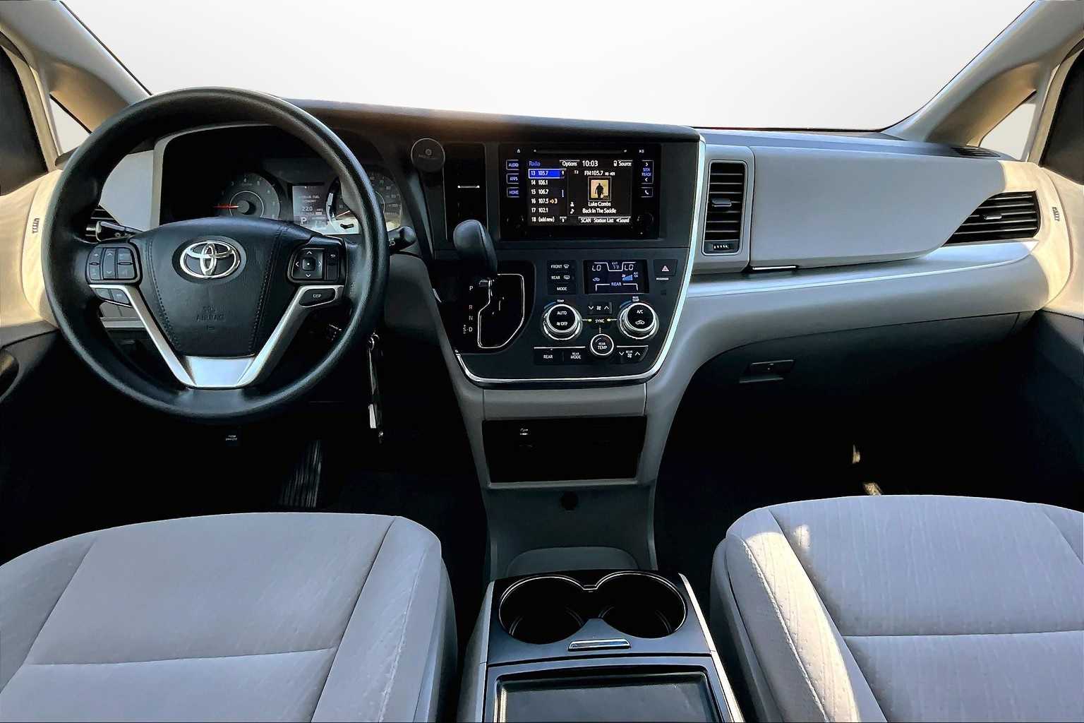 Thumbnail: 2017 Toyota Sienna - 14