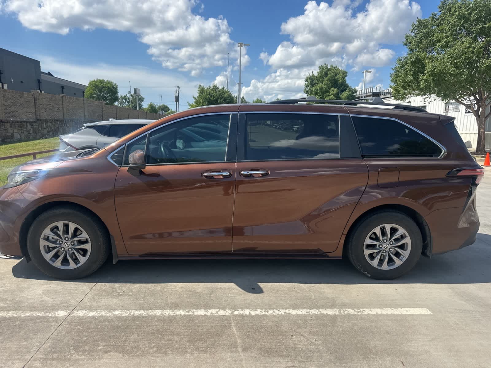 Thumbnail: 2022 Toyota Sienna - 8
