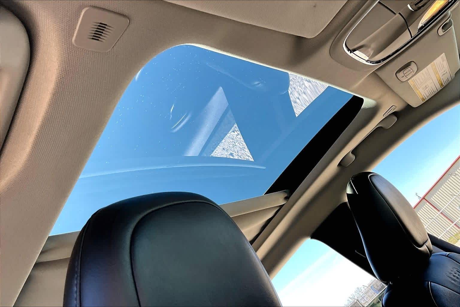 Thumbnail: 2019 Jeep Cherokee - 16