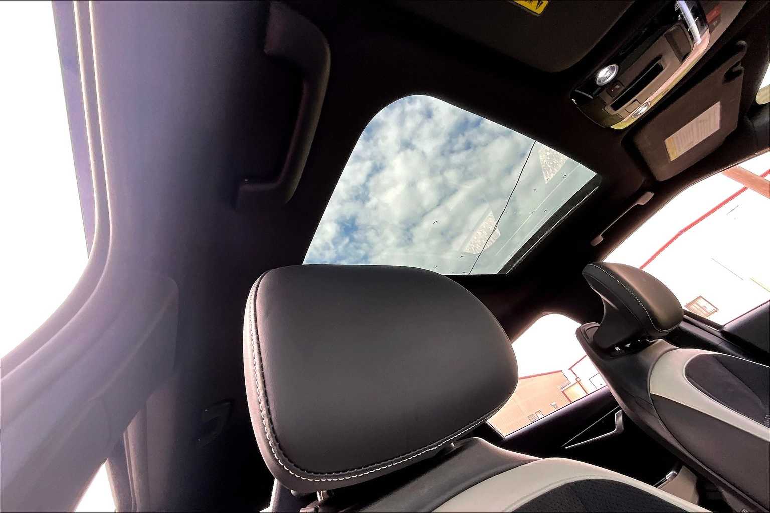 Thumbnail: 2022 Kia EV6 - 16