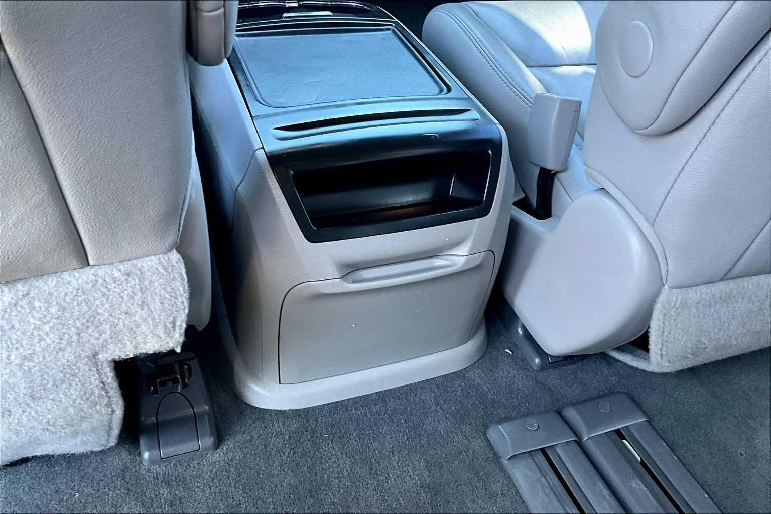 Thumbnail: 2015 Toyota Sienna - 24