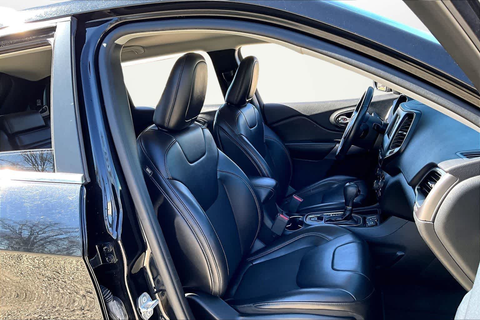 Thumbnail: 2019 Jeep Cherokee - 7