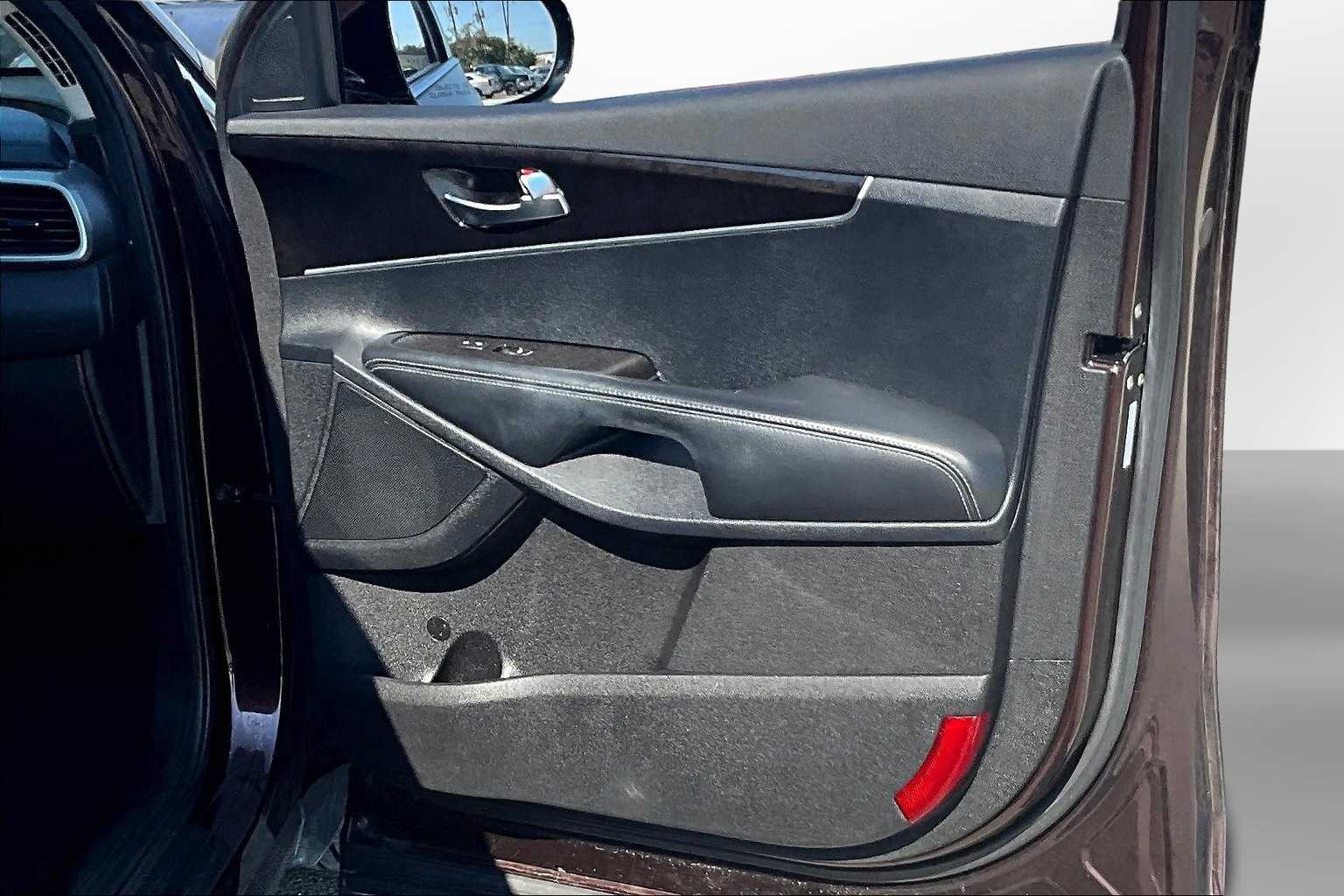 Thumbnail: 2016 Kia Sorento - 18