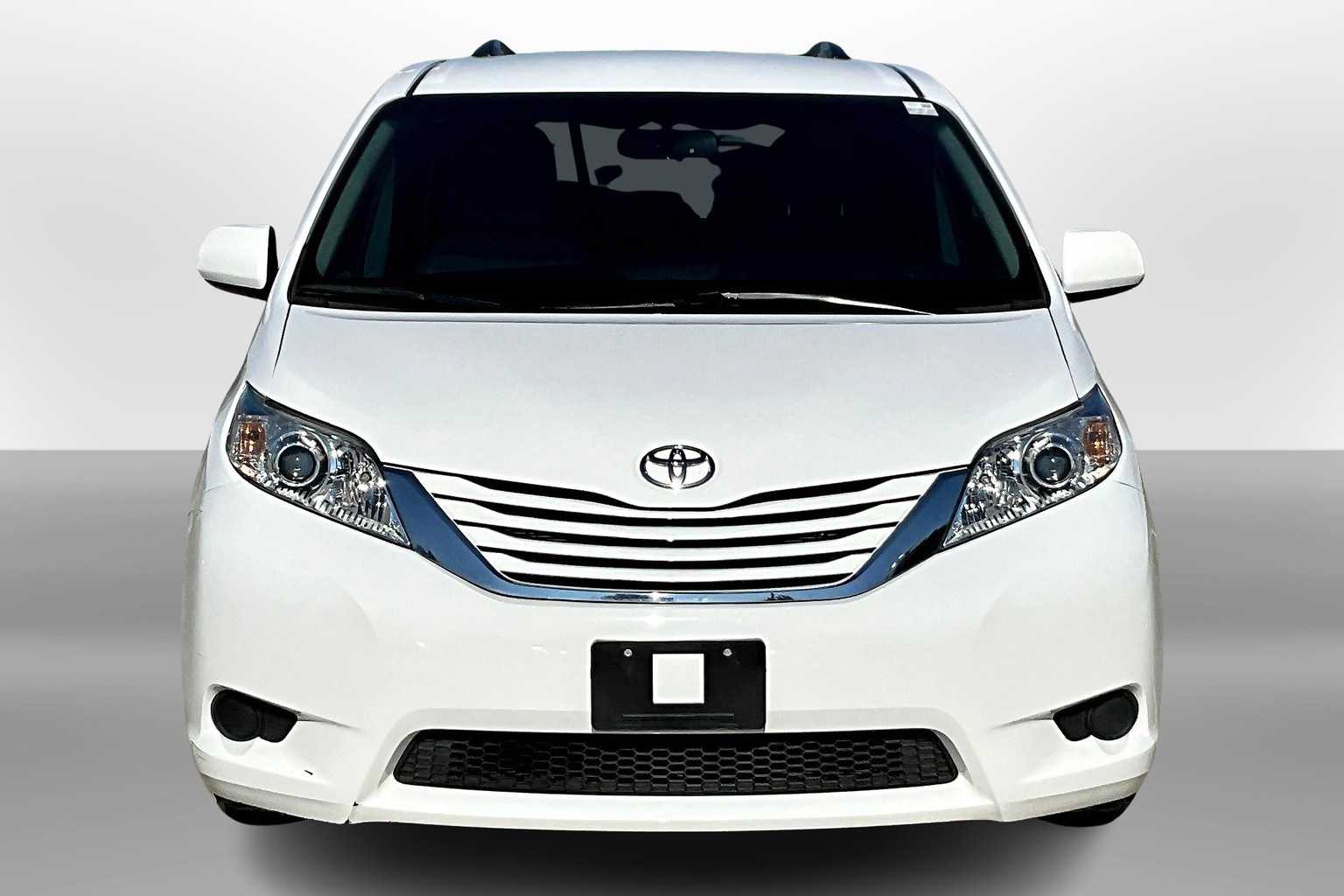2017 Toyota Sienna LE photo 3