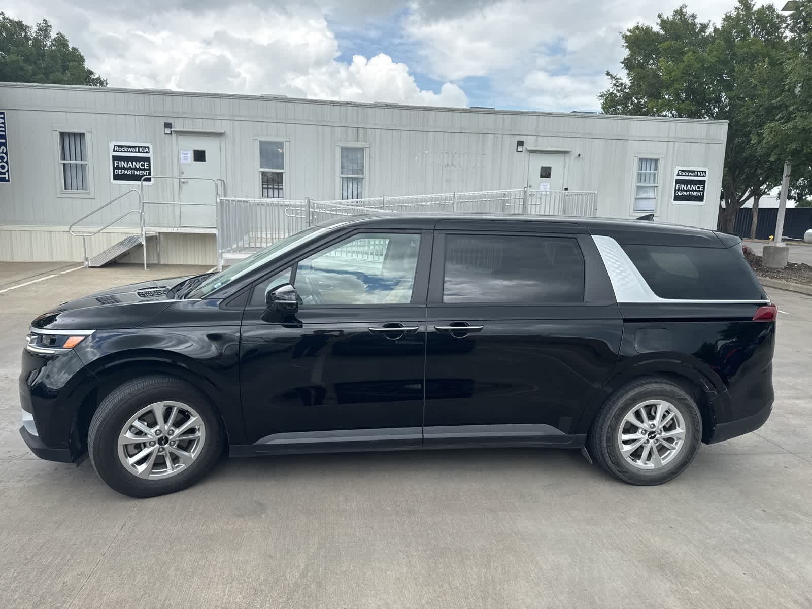Thumbnail: 2022 Kia Carnival - 8