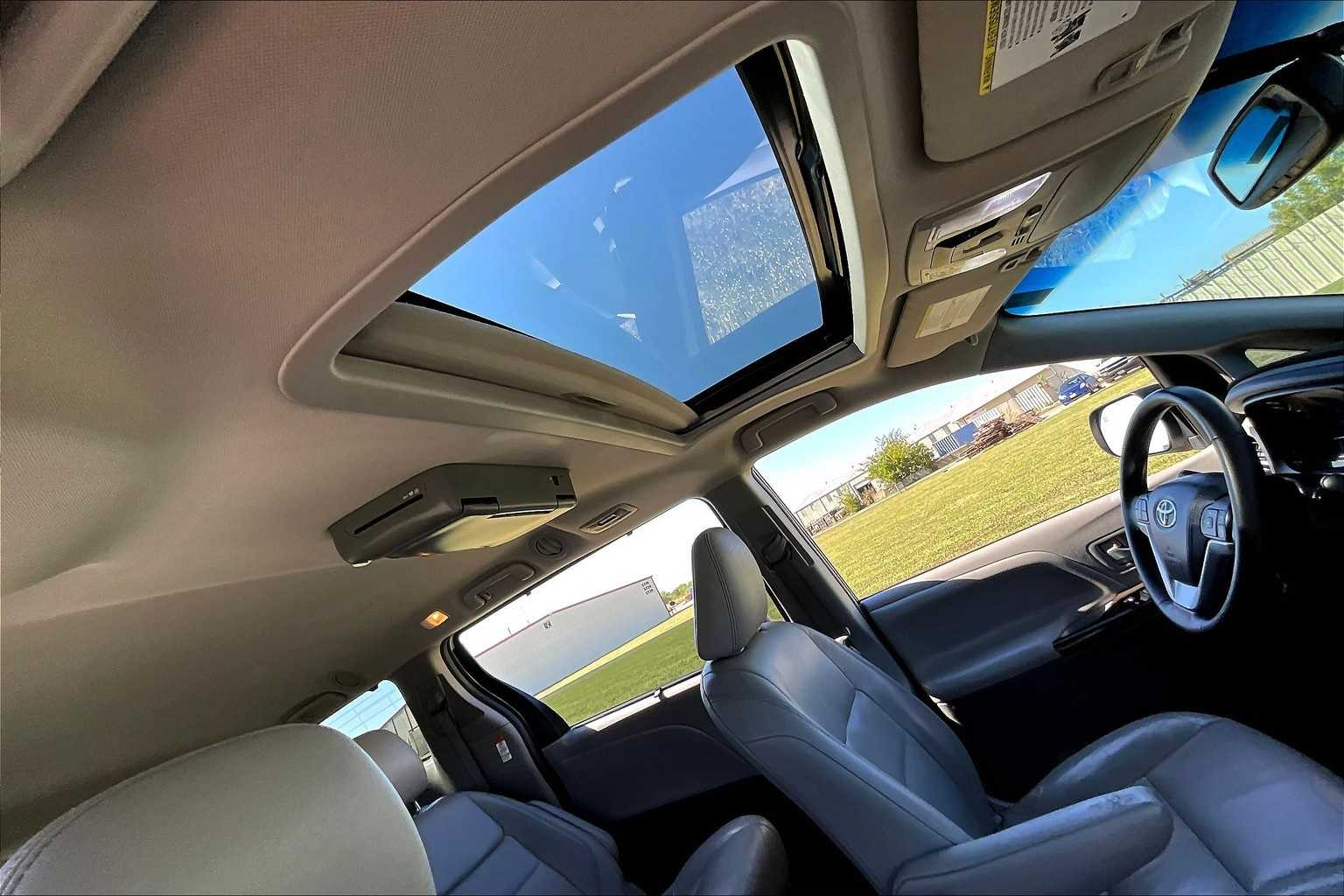 Thumbnail: 2015 Toyota Sienna - 16