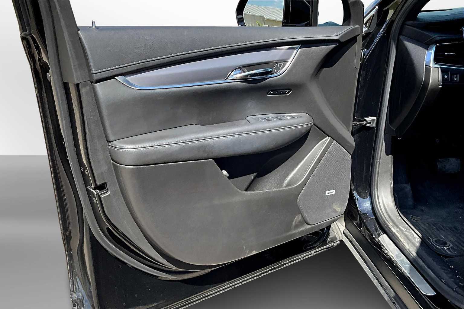 Thumbnail: 2023 Cadillac XT6 - 17