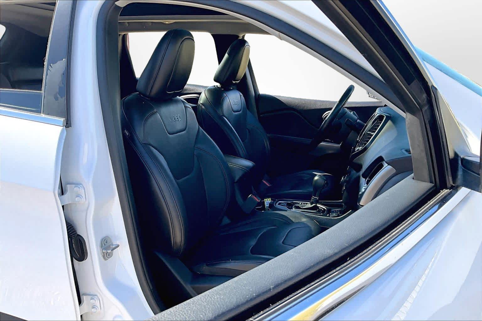 Thumbnail: 2019 Jeep Cherokee - 7