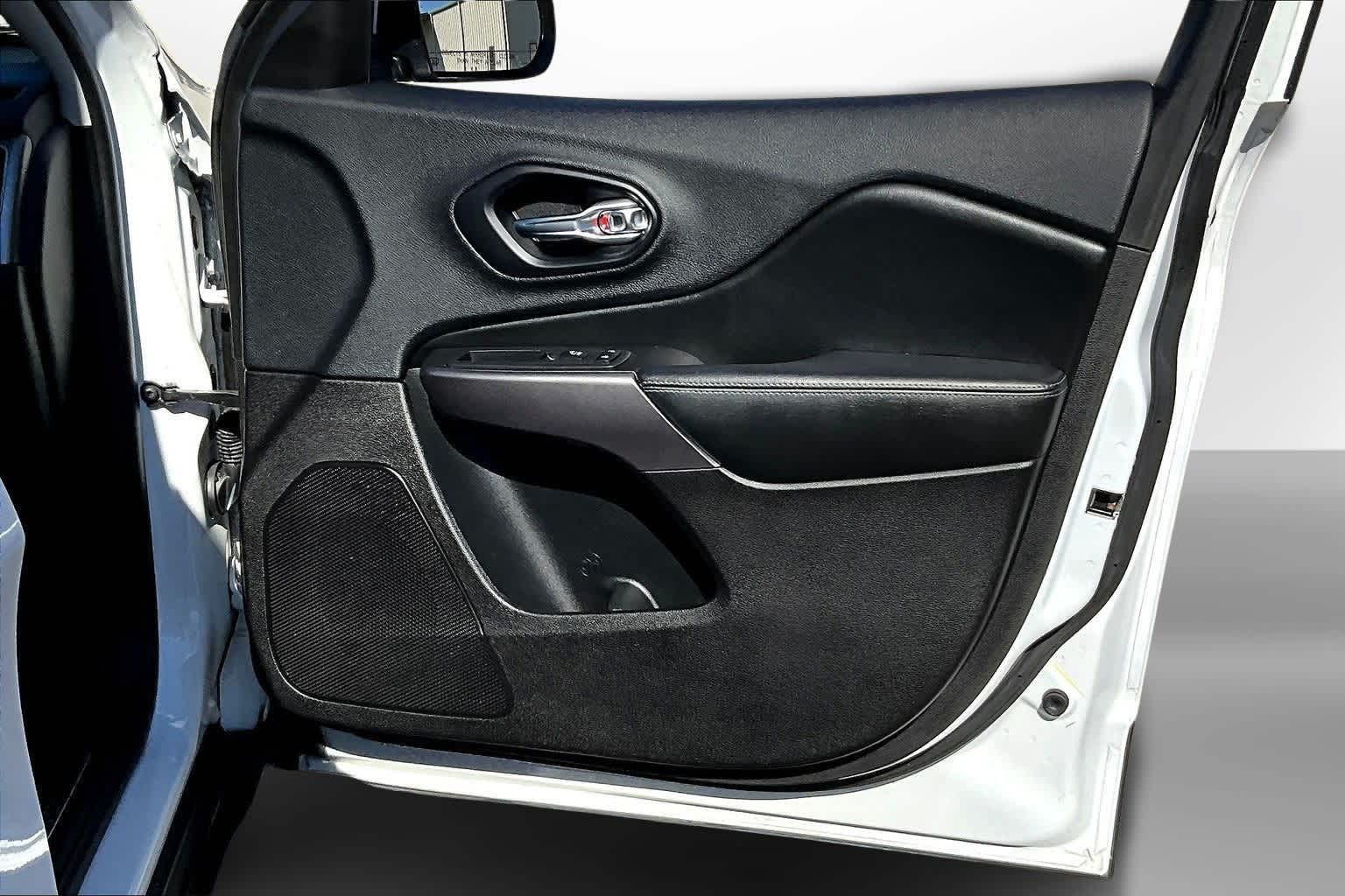 Thumbnail: 2019 Jeep Cherokee - 18