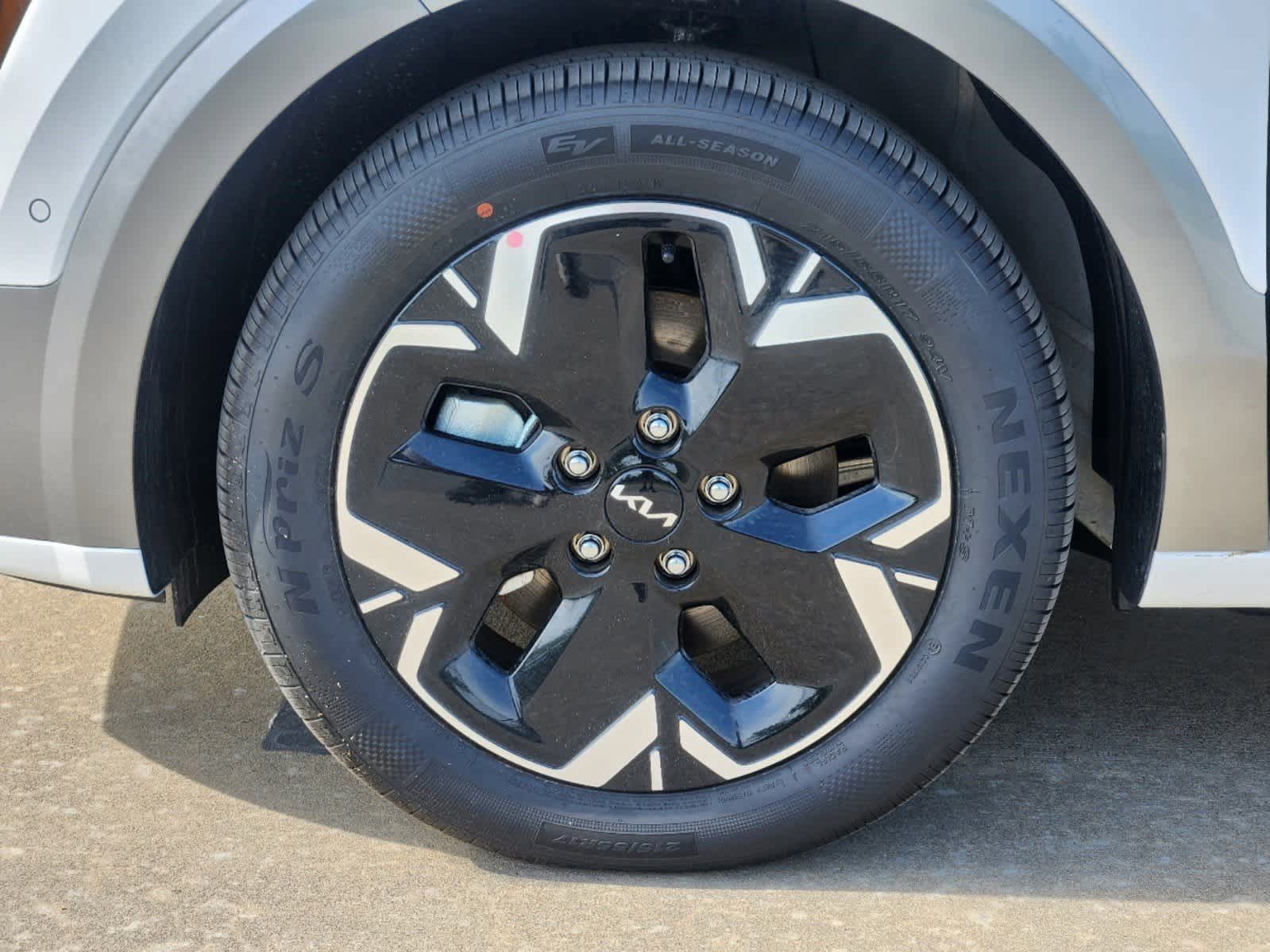 Thumbnail: 2023 Kia Niro - 22