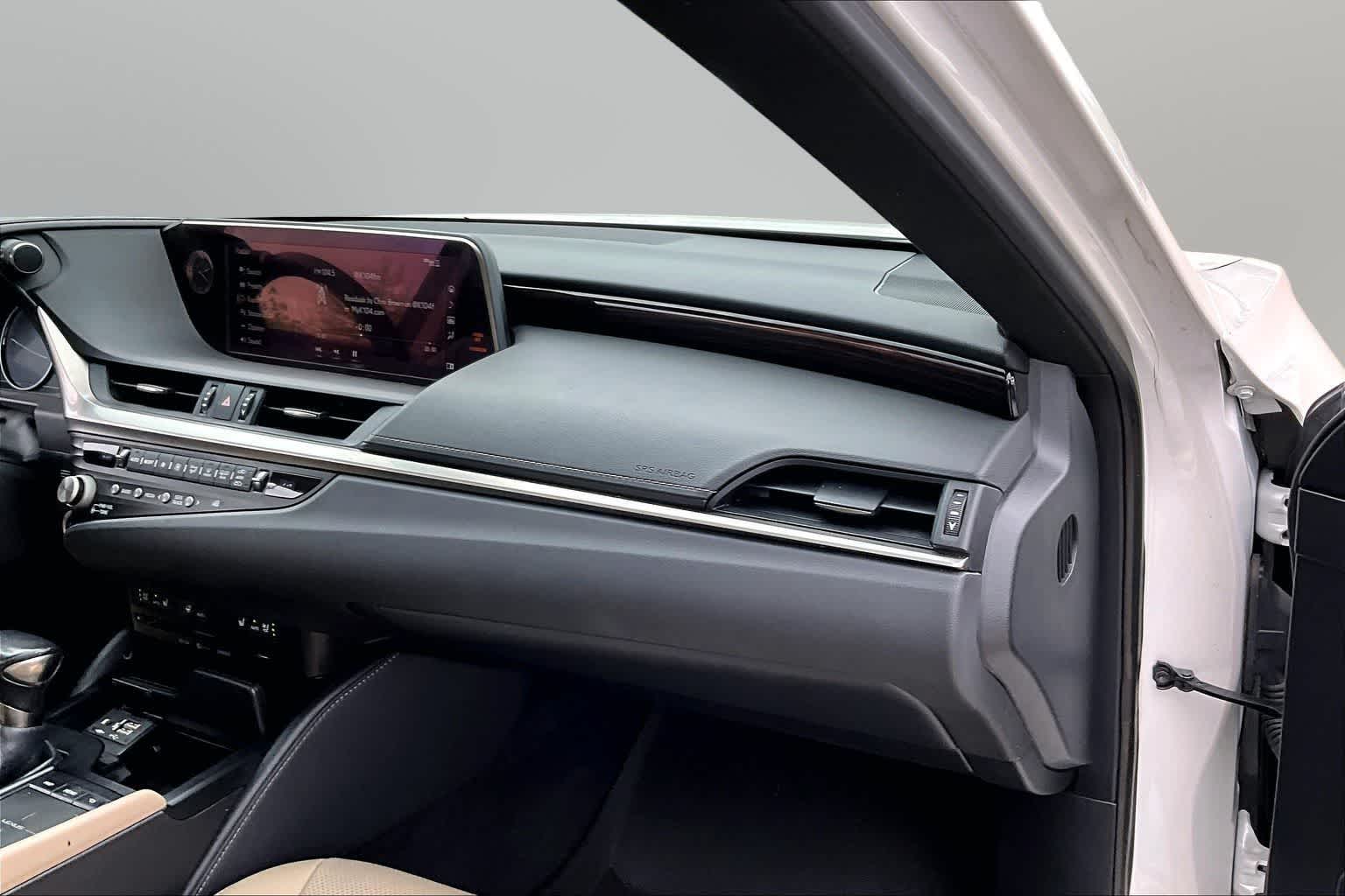 Thumbnail: 2021 Lexus ES - 15