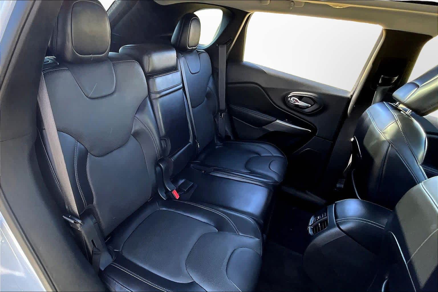 Thumbnail: 2019 Jeep Cherokee - 28