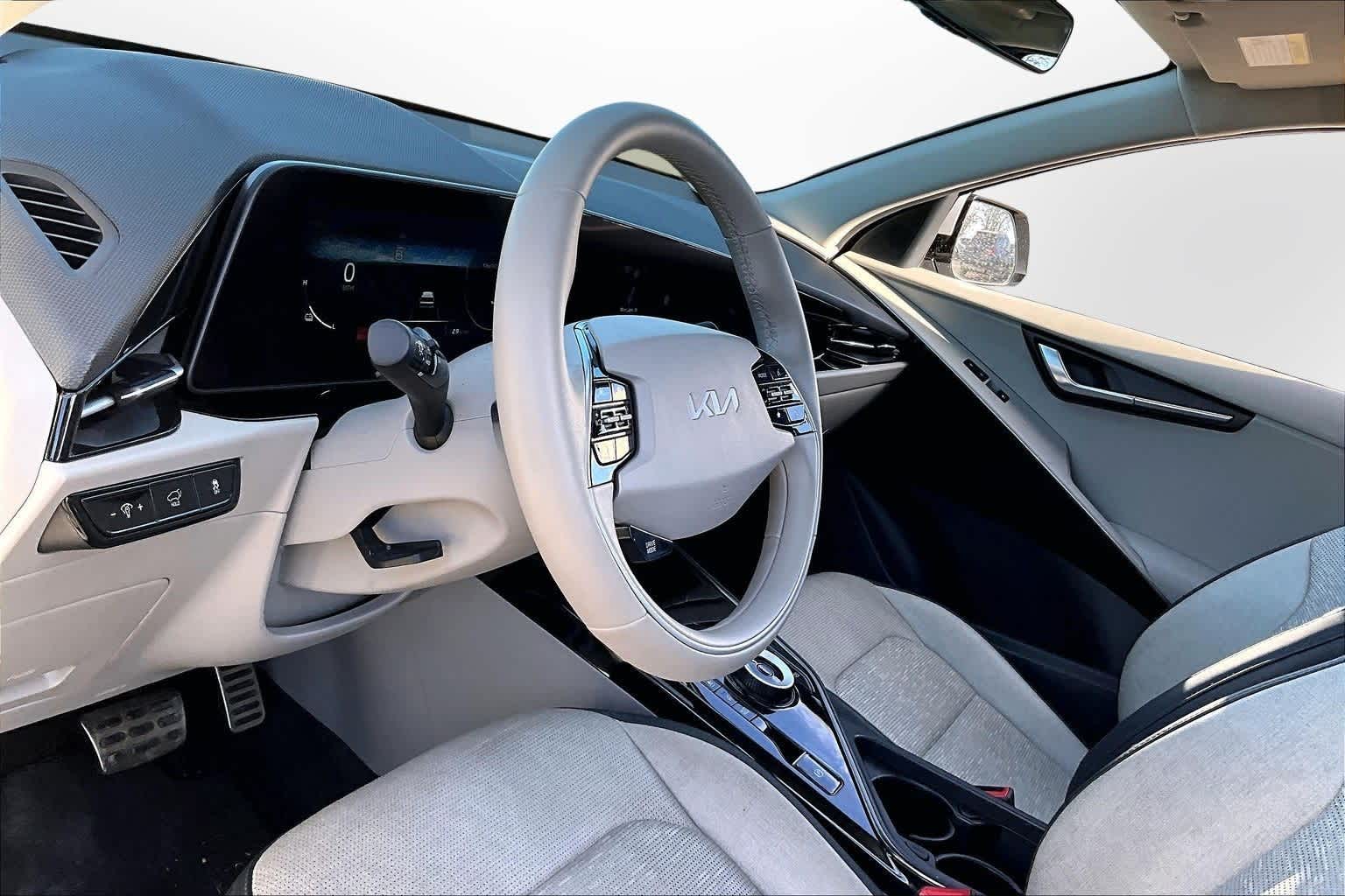 Thumbnail: 2023 Kia Niro - 12