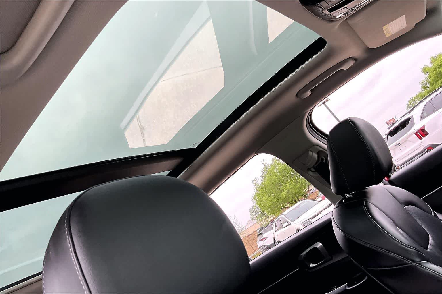 Thumbnail: 2023 Kia Sorento - 16