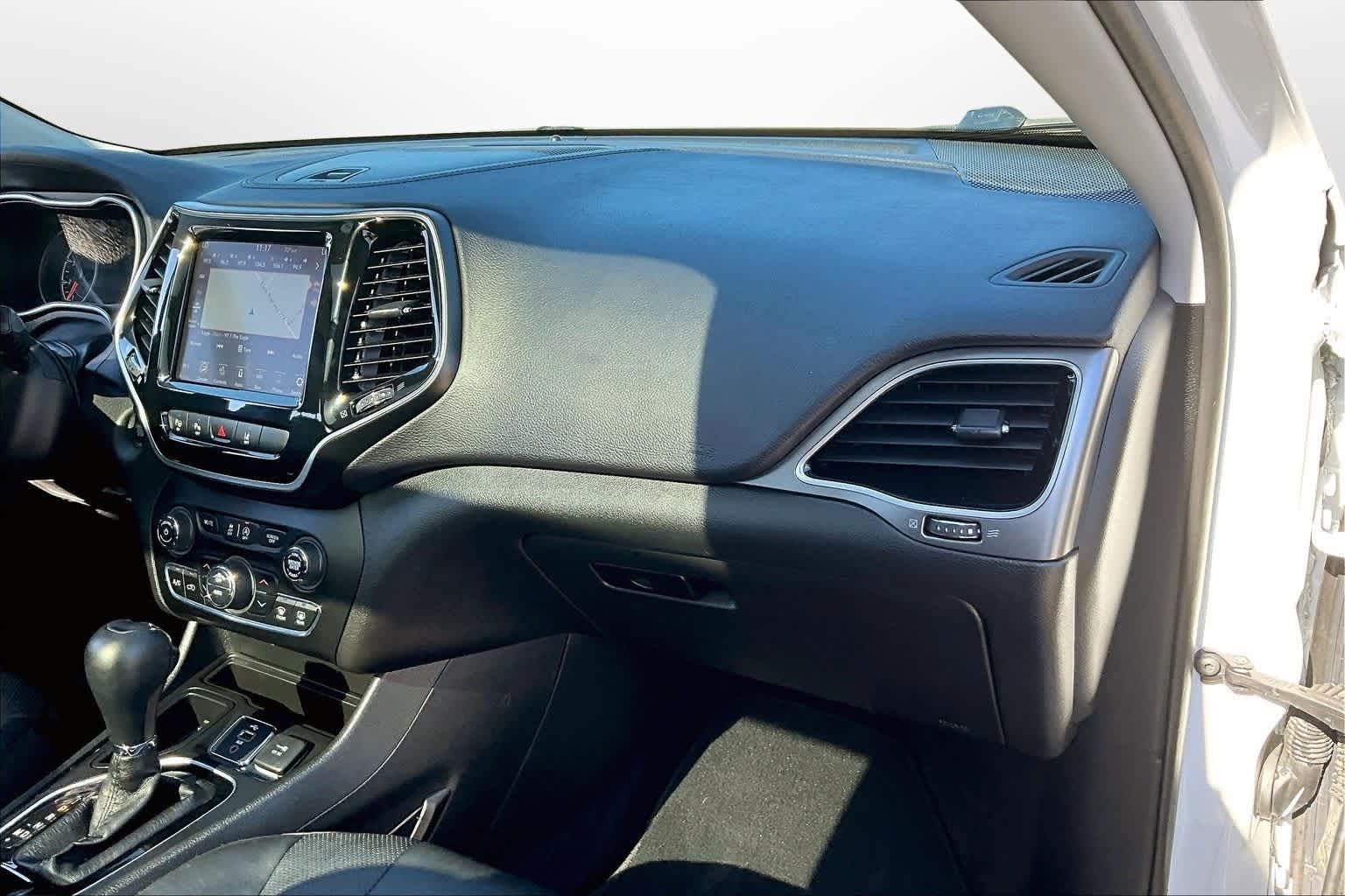 Thumbnail: 2019 Jeep Cherokee - 15