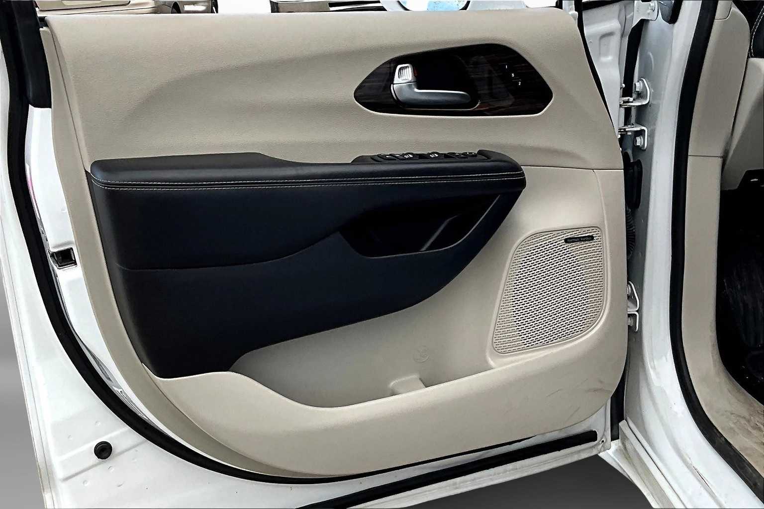 Thumbnail: 2022 Chrysler Pacifica - 17