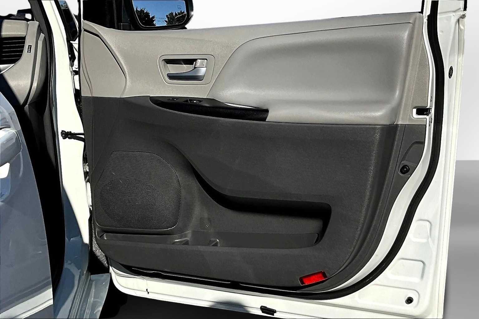 Thumbnail: 2017 Toyota Sienna - 18