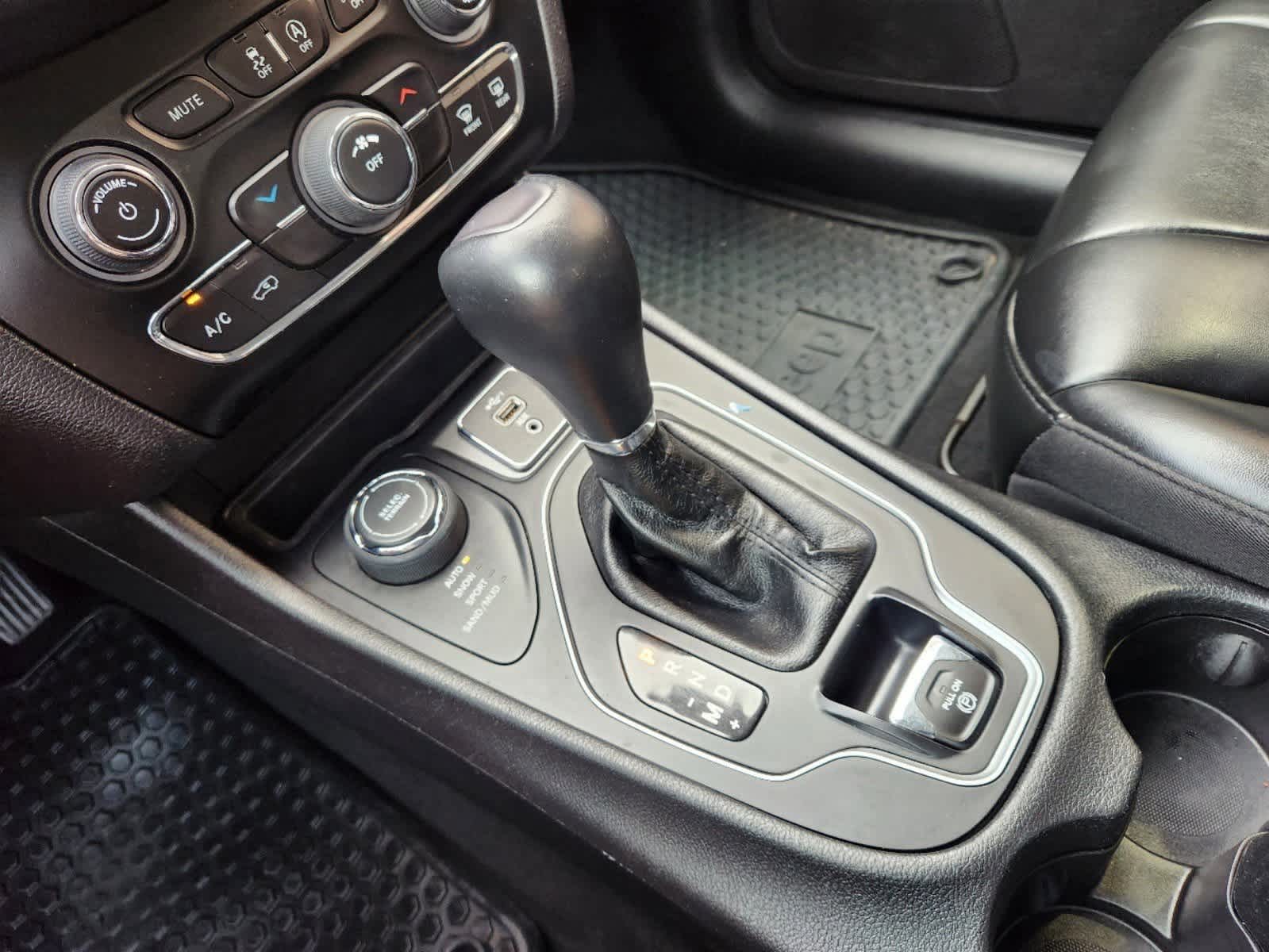 Thumbnail: 2020 Jeep Cherokee - 17