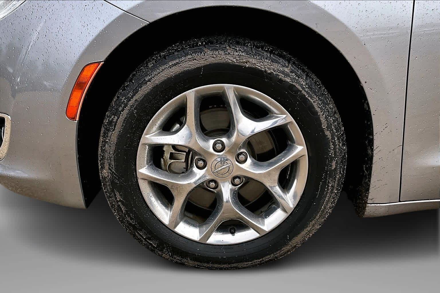 Thumbnail: 2018 Chrysler Pacifica - 8