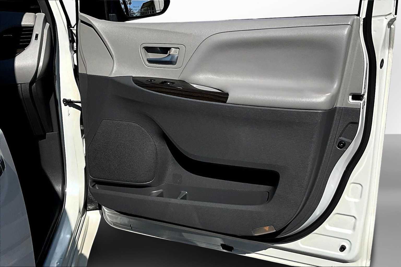 Thumbnail: 2015 Toyota Sienna - 18