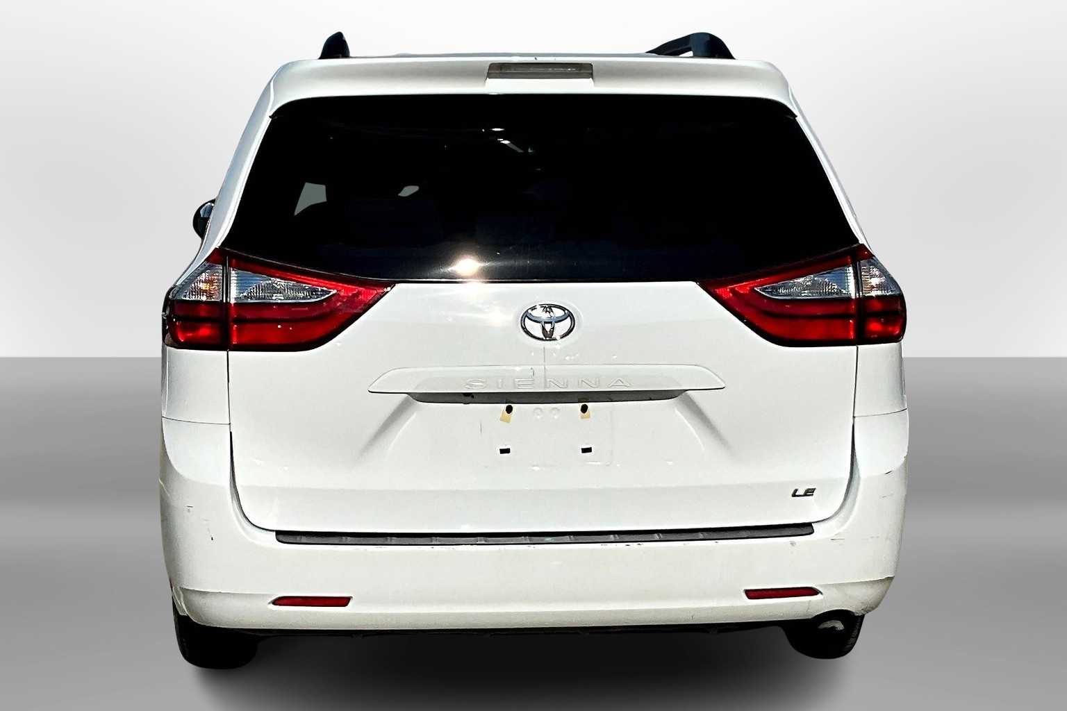 Thumbnail: 2017 Toyota Sienna - 4