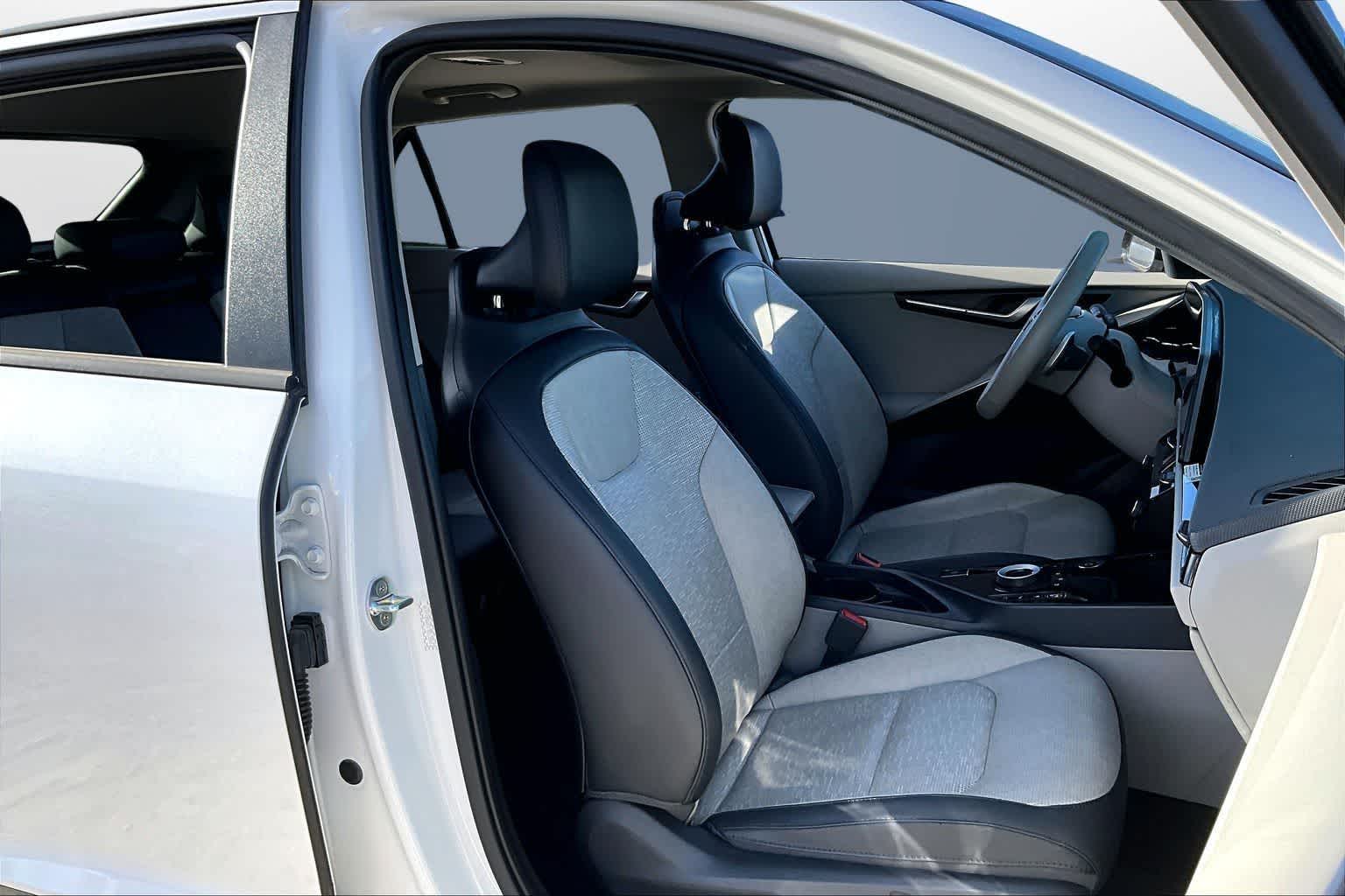 Thumbnail: 2023 Kia Niro - 7