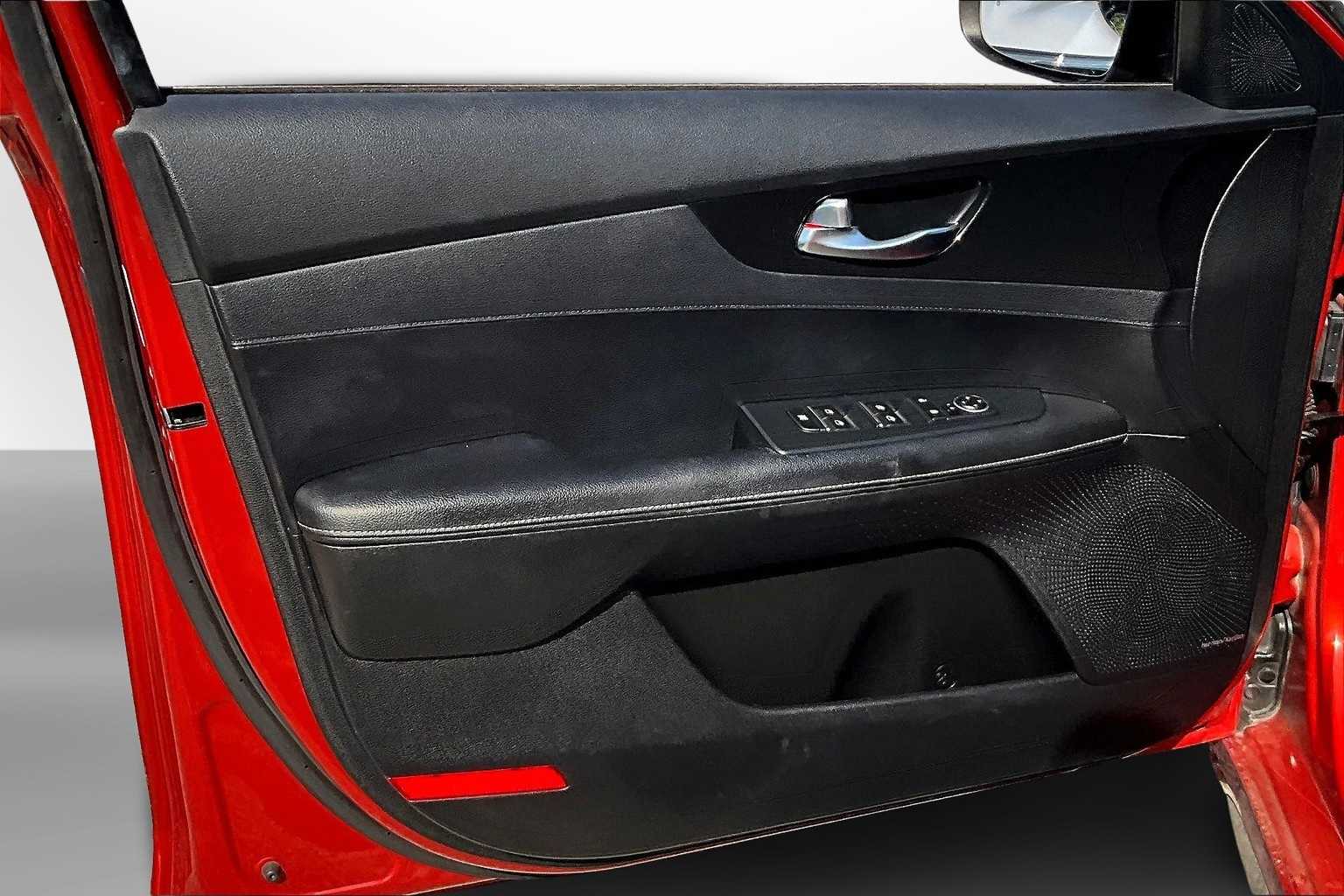 Thumbnail: 2020 Kia Forte - 17