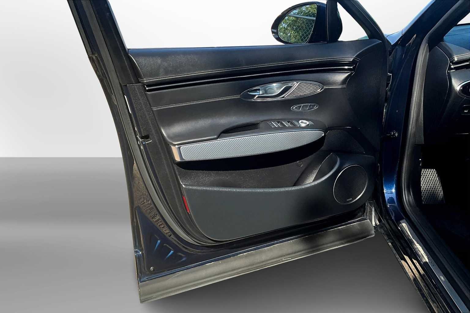 Thumbnail: 2022 Genesis GV70 - 17