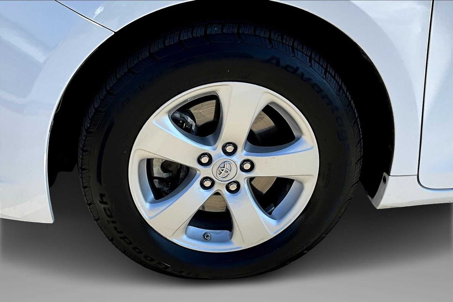 Thumbnail: 2017 Toyota Sienna - 8