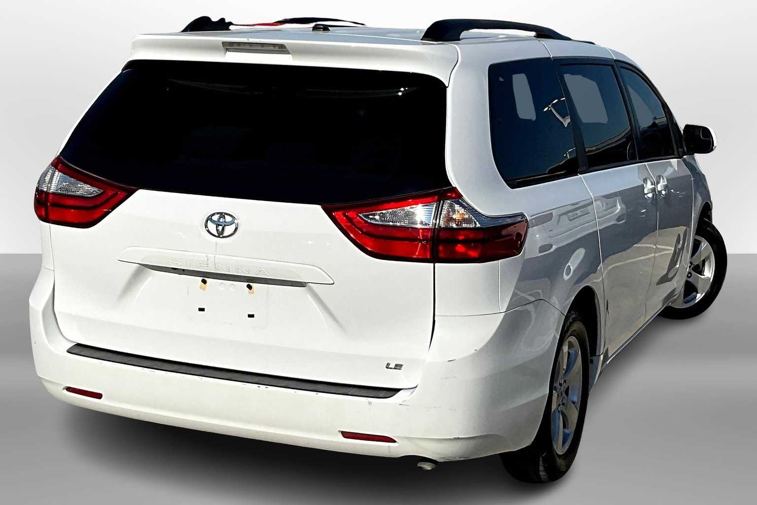 Thumbnail: 2017 Toyota Sienna - 2