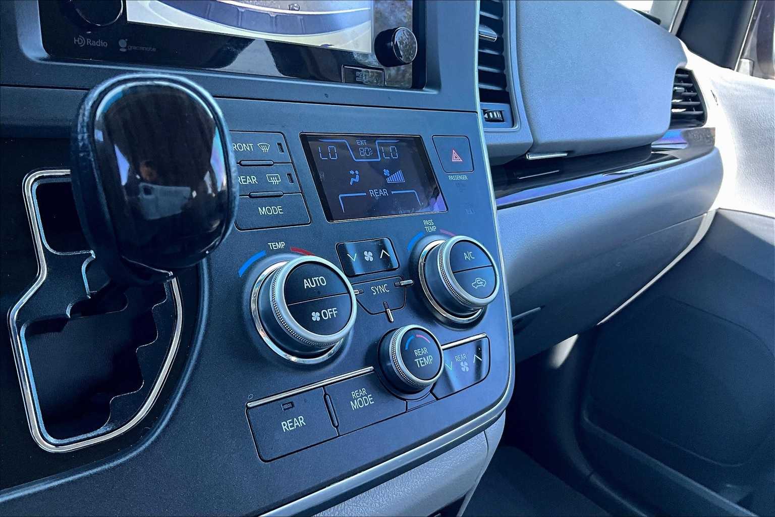 Thumbnail: 2015 Toyota Sienna - 25