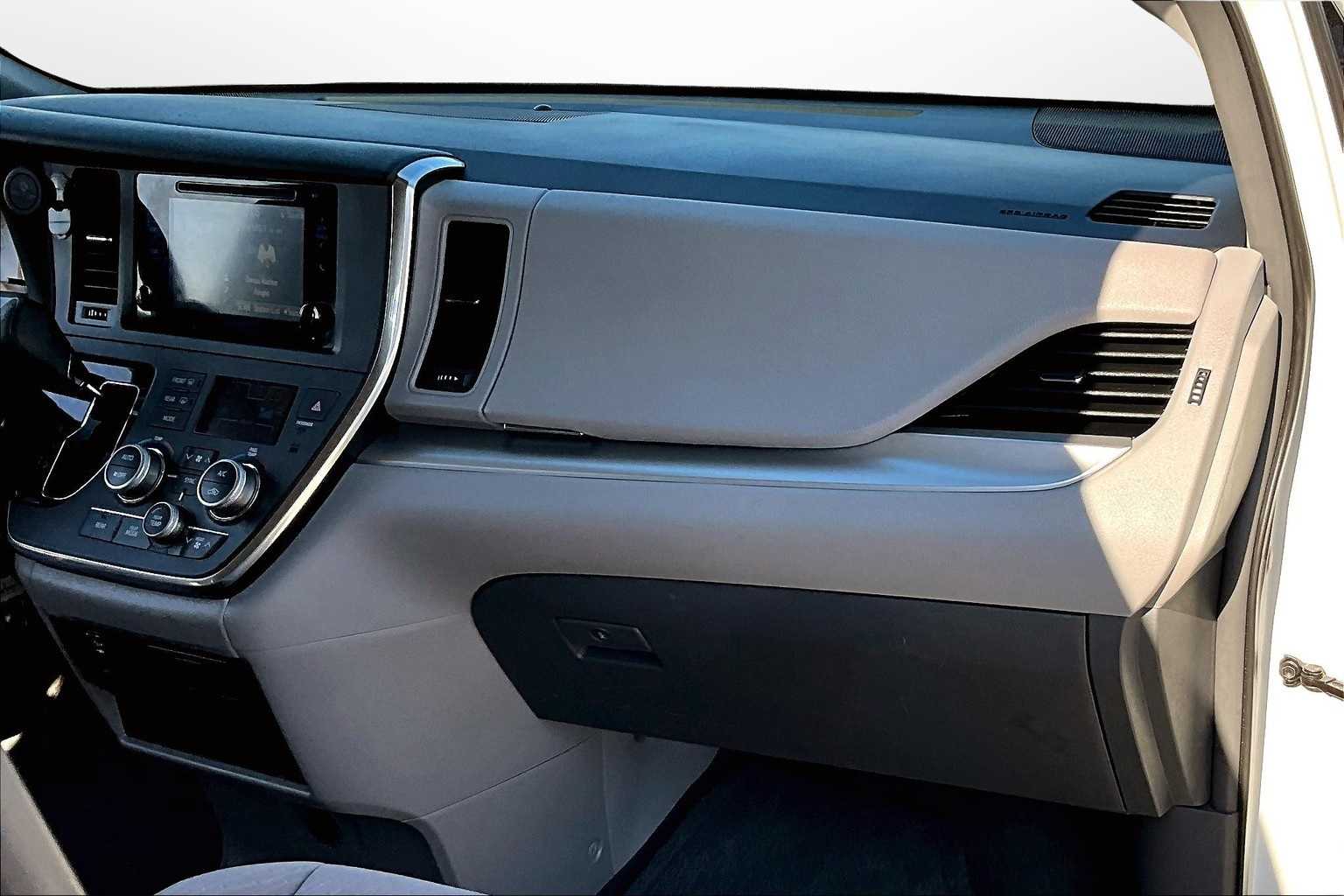Thumbnail: 2017 Toyota Sienna - 15