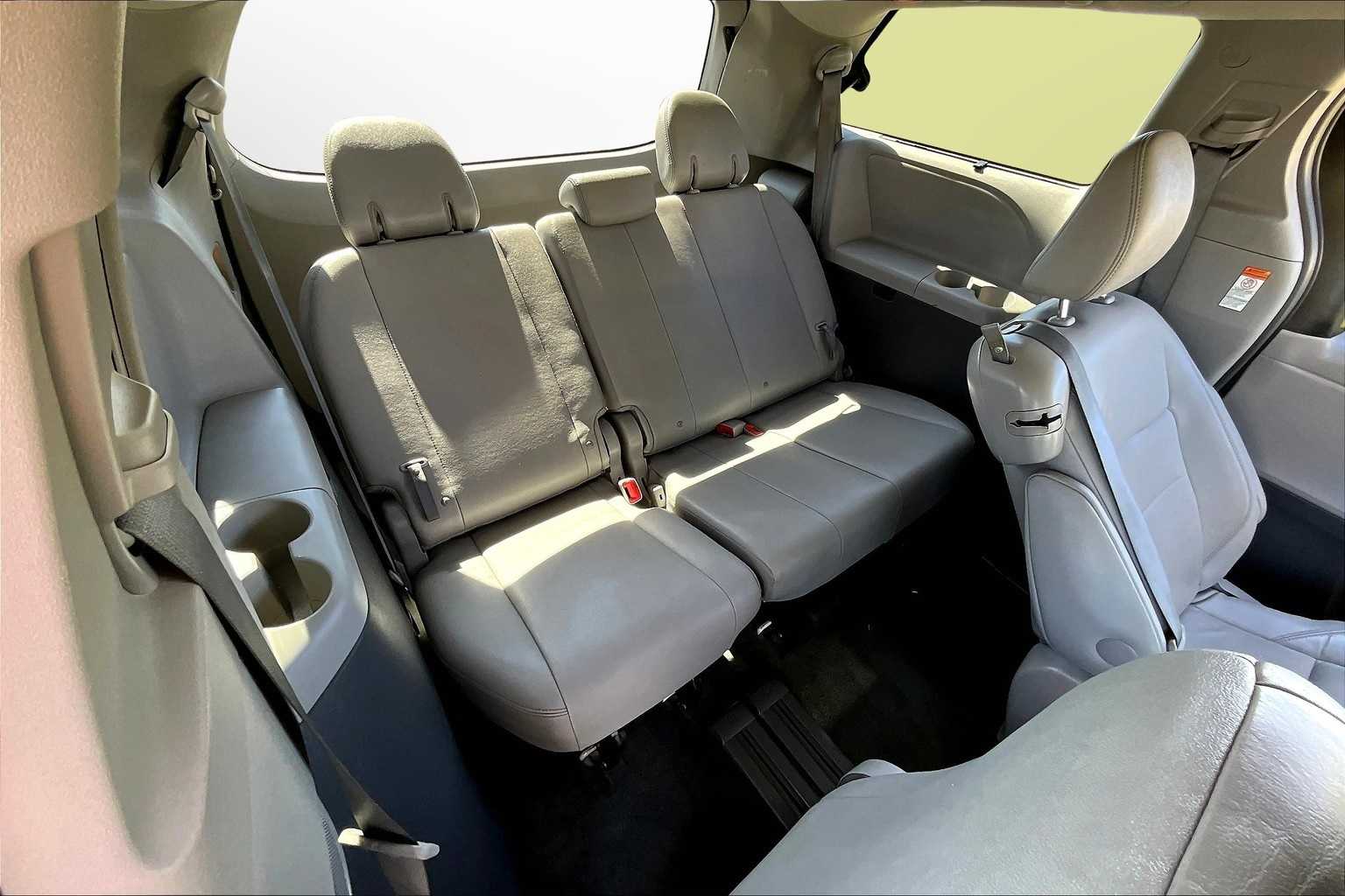 Thumbnail: 2015 Toyota Sienna - 29