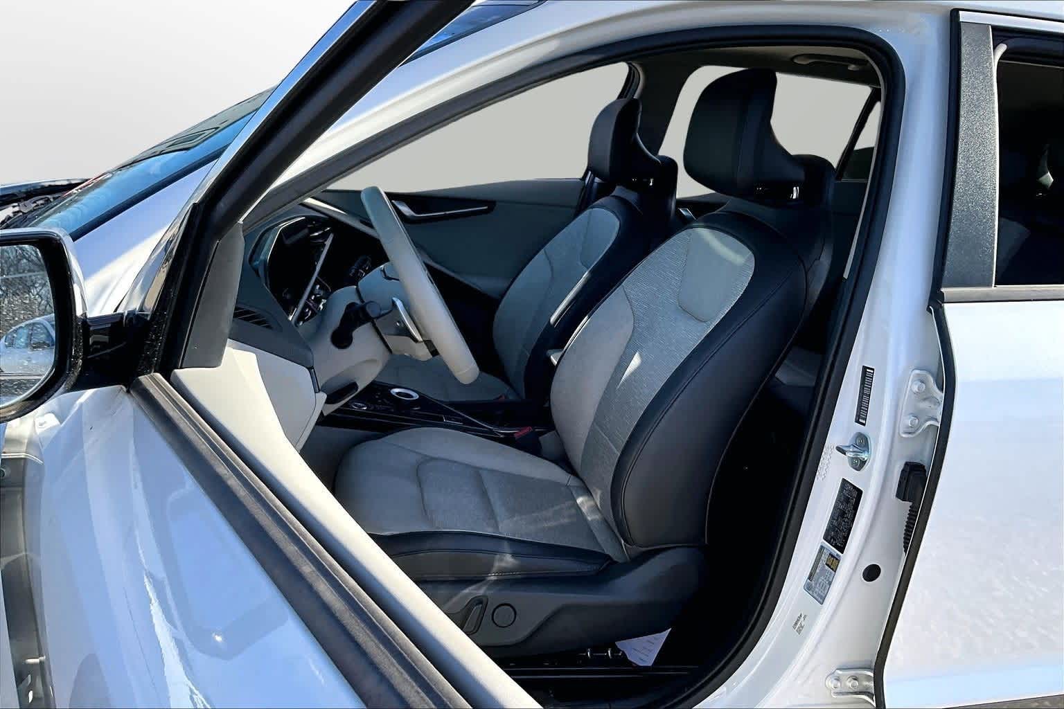 Thumbnail: 2023 Kia Niro - 23