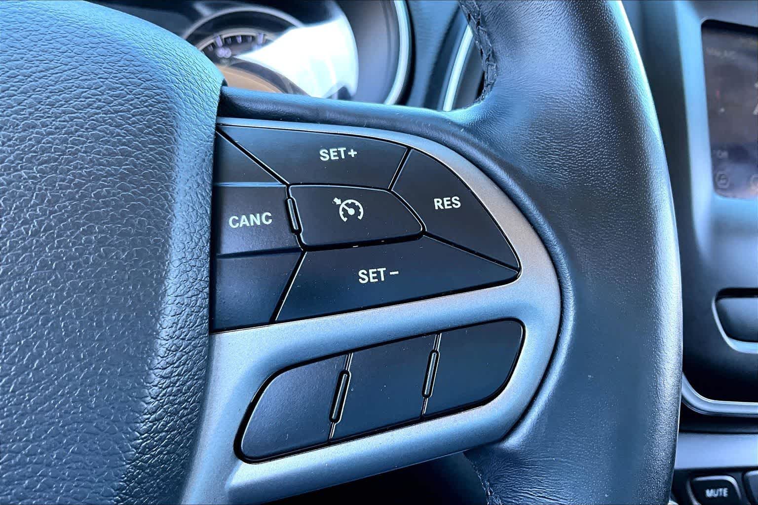 Thumbnail: 2019 Jeep Cherokee - 18