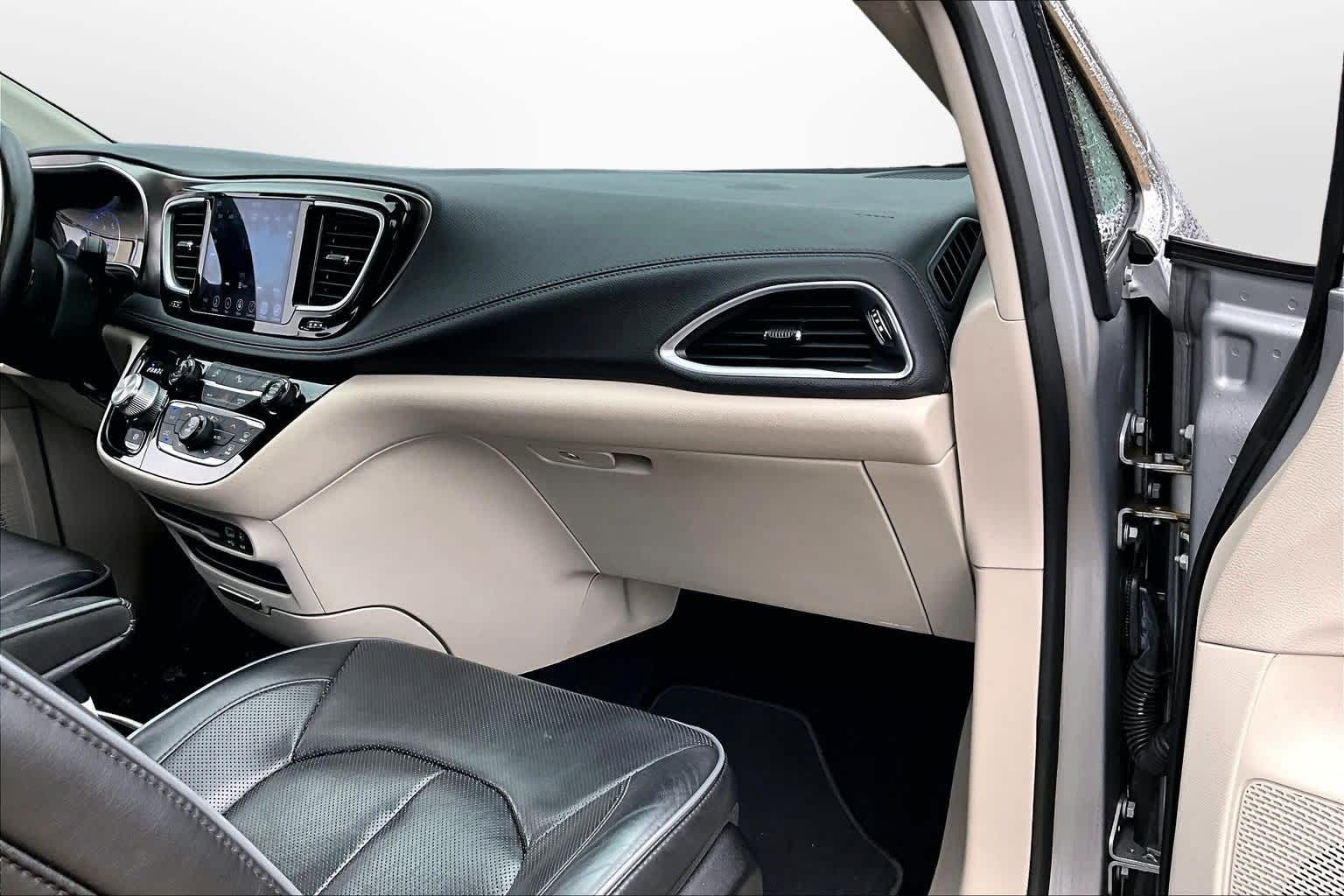 Thumbnail: 2018 Chrysler Pacifica - 15