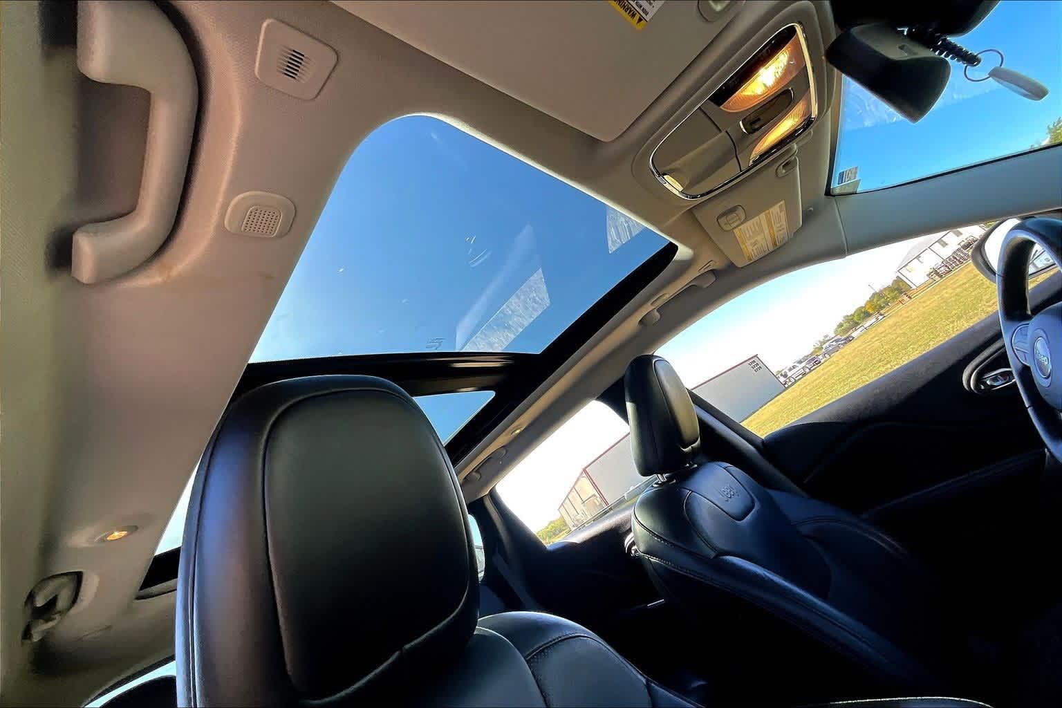 Thumbnail: 2019 Jeep Cherokee - 16