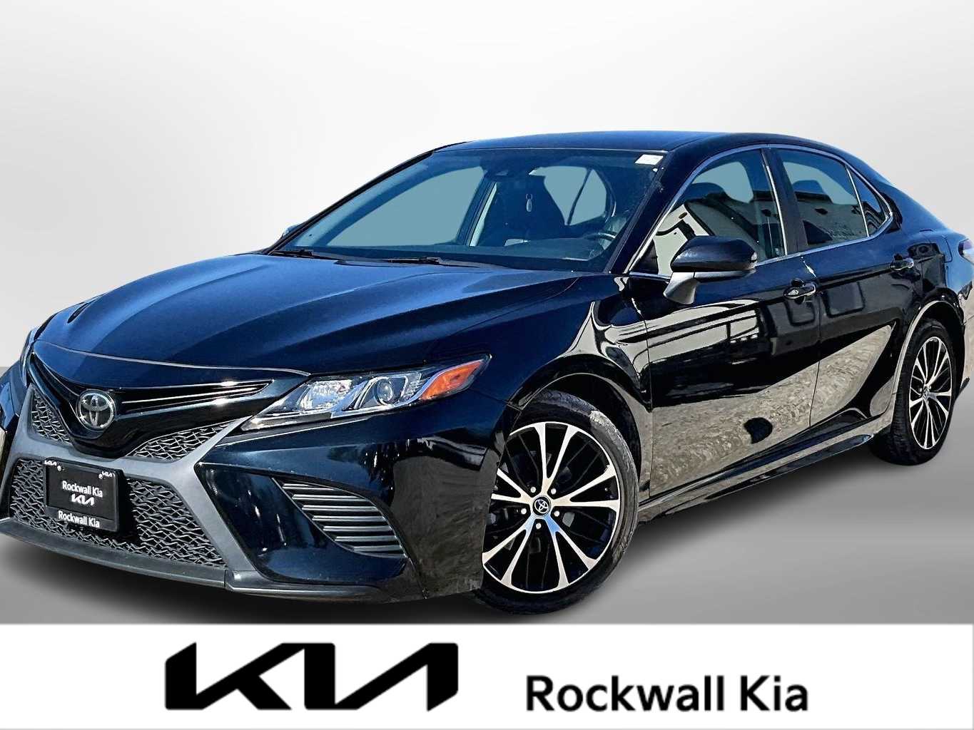 2020 Toyota Camry SE's photo