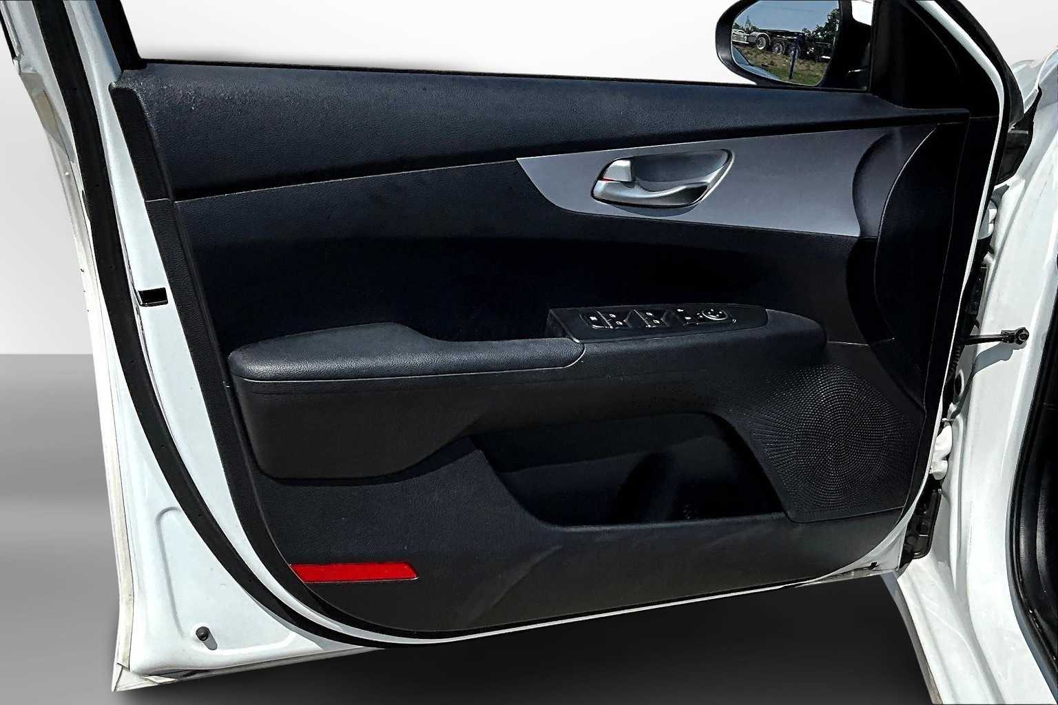 Thumbnail: 2022 Kia Forte - 17