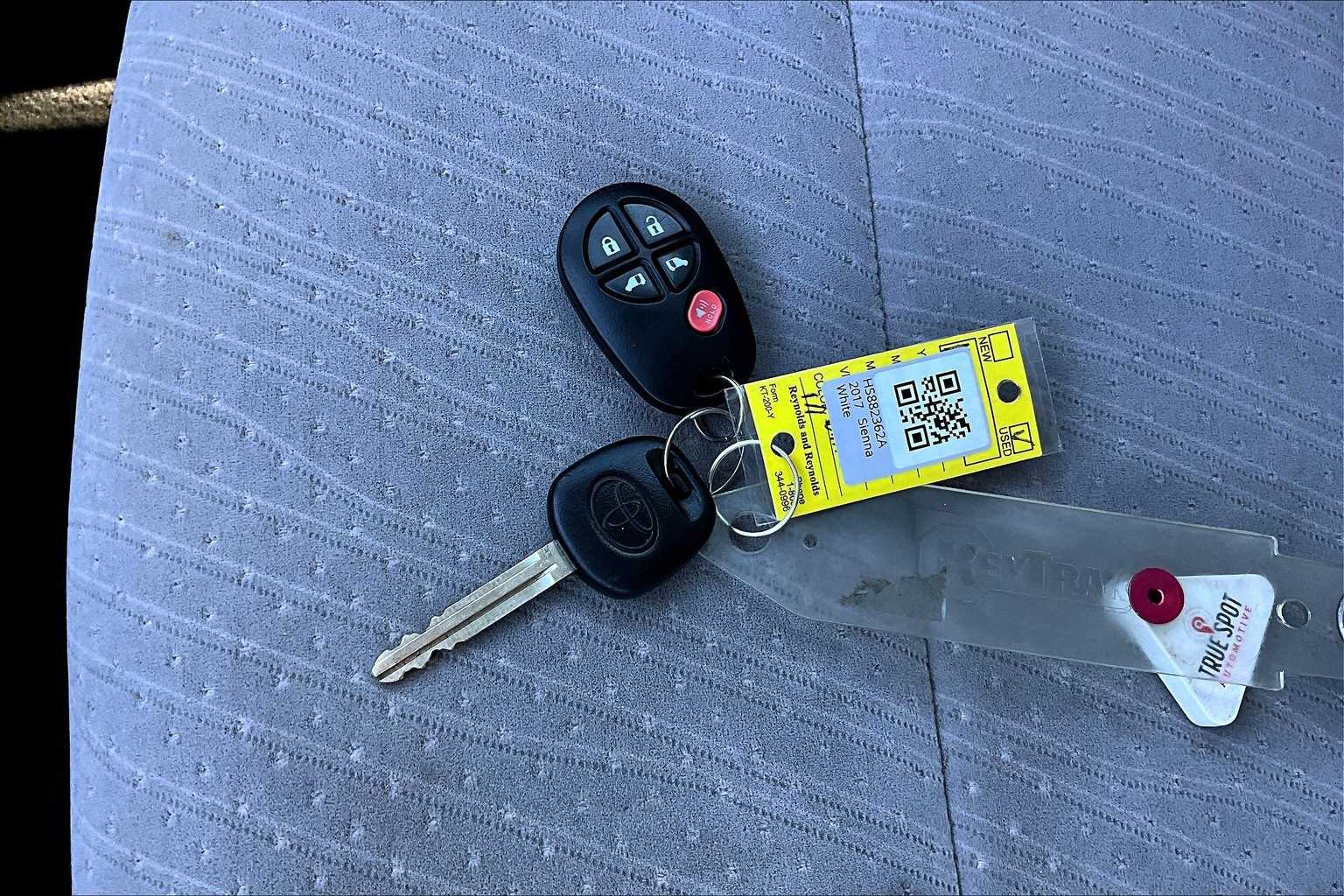 Thumbnail: 2017 Toyota Sienna - 9