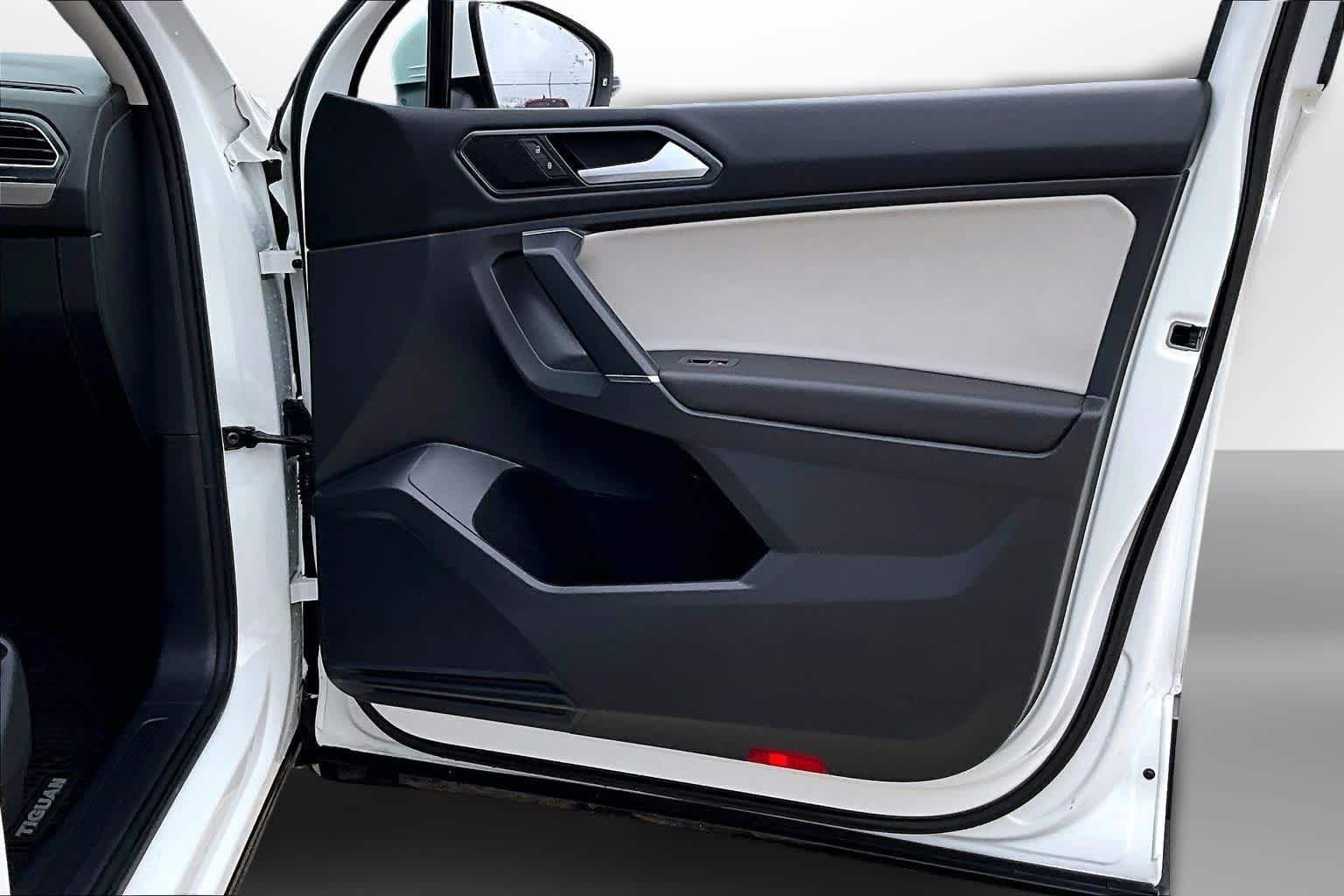 Thumbnail: 2018 Volkswagen Tiguan - 18