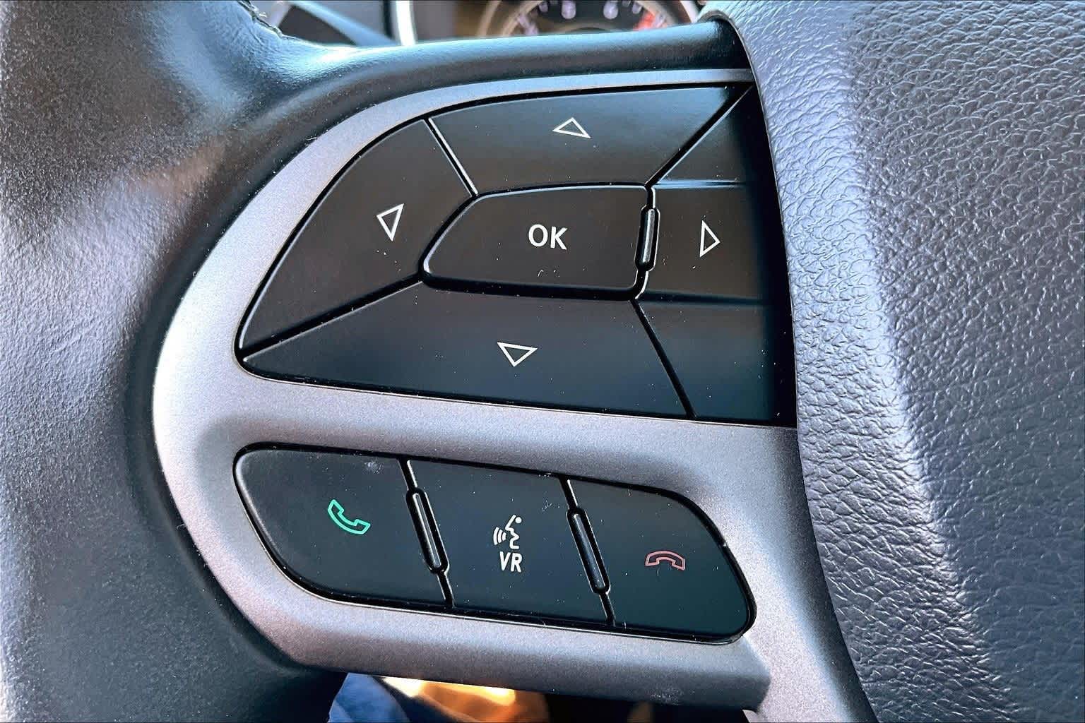 Thumbnail: 2019 Jeep Cherokee - 17