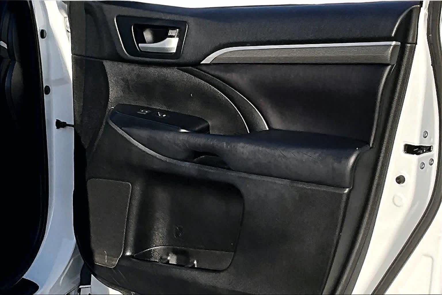 Thumbnail: 2017 Toyota Highlander - 18