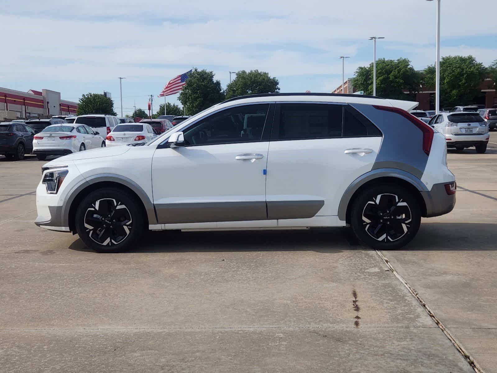 Thumbnail: 2023 Kia Niro - 3