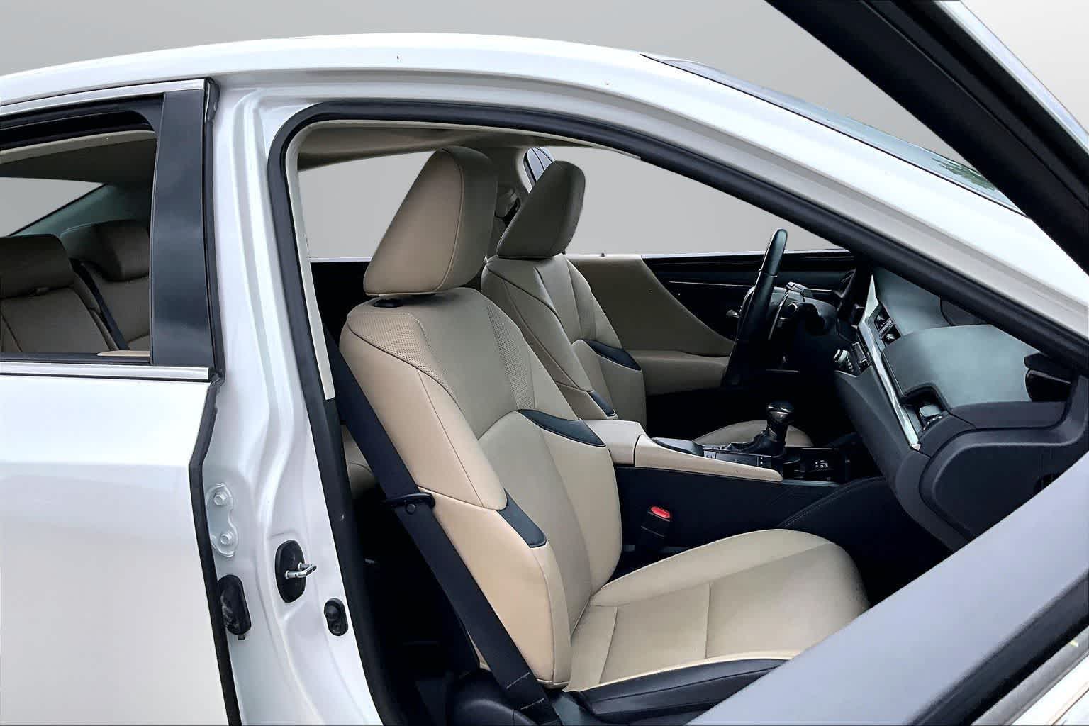 Thumbnail: 2021 Lexus ES - 7