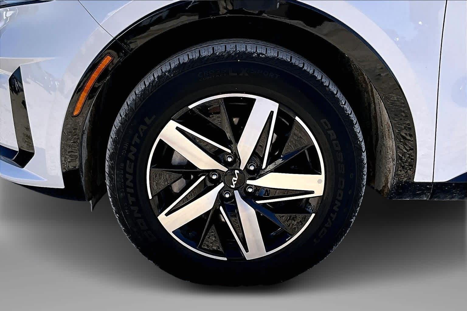 Thumbnail: 2023 Kia Sorento - 8