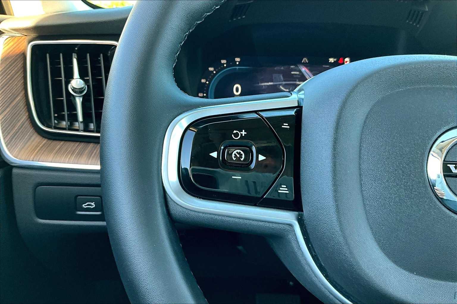 Thumbnail: 2023 Volvo XC60 - 20